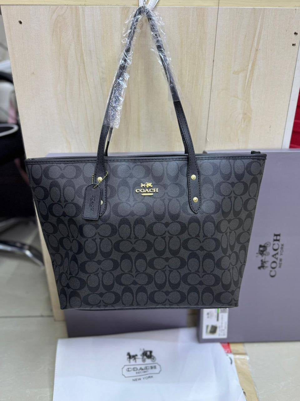 Coach Tote
Size : 33 * 27 cm
90 dhs🪙
with box 🎁

Zain115
♥️♥️♥️