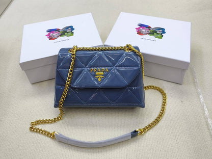 Prada

90 dhs🇦🇪

with box
🎁🎁🎁

size 24cm

Zain26
♥️♥️♥️