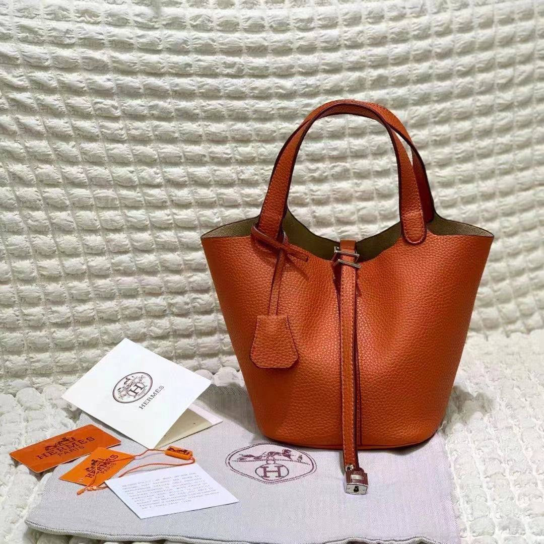 Hermes
SIZE  ……… 20CM 🥰
80 dhs🪙💕

with BOX🌷
🎁🎁🎁

Zain244
♥️♥️♥️