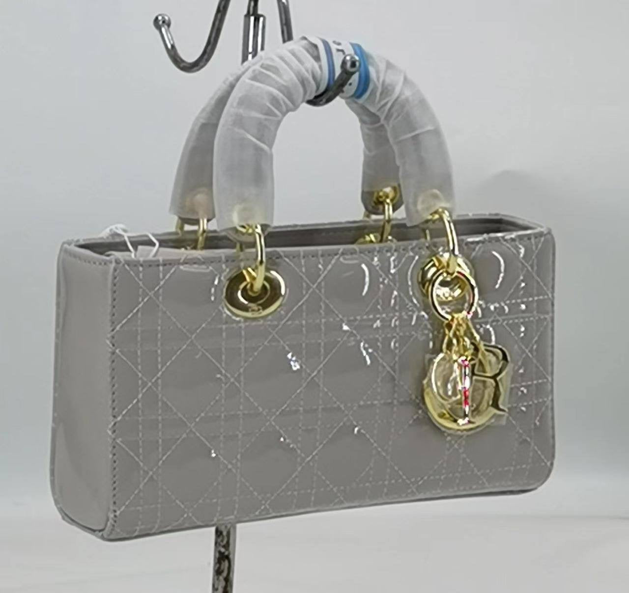 DIOR 
25*6*13cm

105 dhs🇦🇪

with Box
🎁🎁🎁

Zain254
♥️♥️♥️