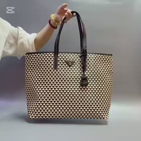 PRADA 
NEW CAME 

GOOD QUALITY 
95 dhs🇦🇪

Zain39
♥️♥️♥️