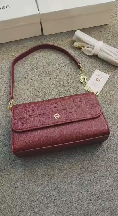 Aigner
90 dhs🪙💕

with box
🎁🎁🎁

size 24cm

Zain26
♥️♥️♥️