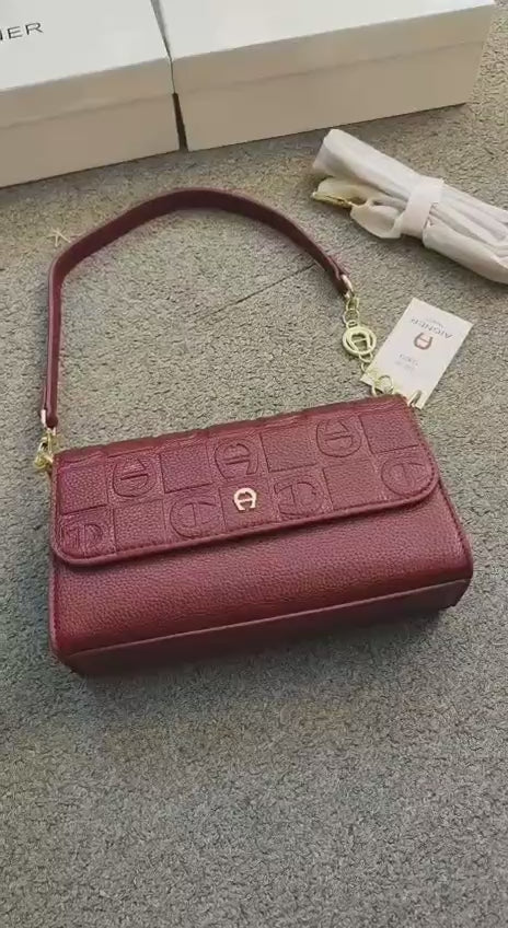 Aigner
90 dhs🪙💕

with box
🎁🎁🎁

size 24cm

Zain26
♥️♥️♥️