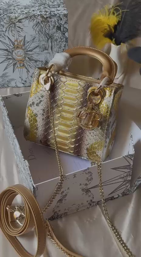 DIOR
17cm
470 dhs🪙🌨️

Top quality 
With box🎁

Zain167
♥️♥️♥️