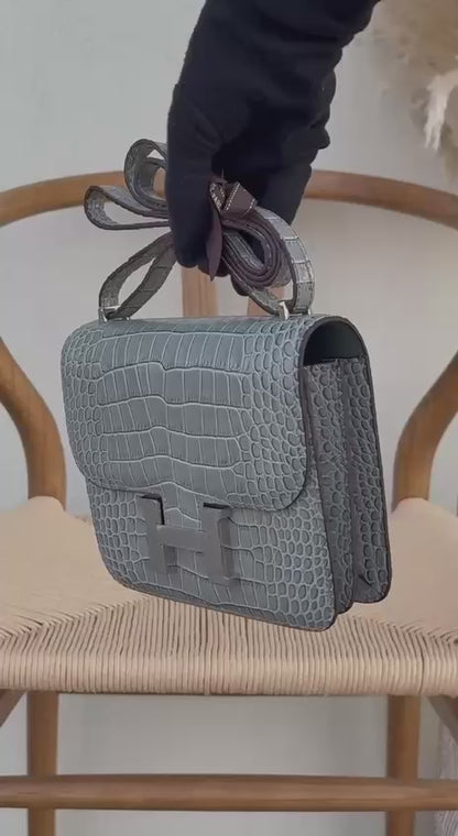 Available Again✨✨✨
HERMES
18cm
350 dhs🪙🌺
Top quality 

With box🎁

Zain228
♥️♥️♥️