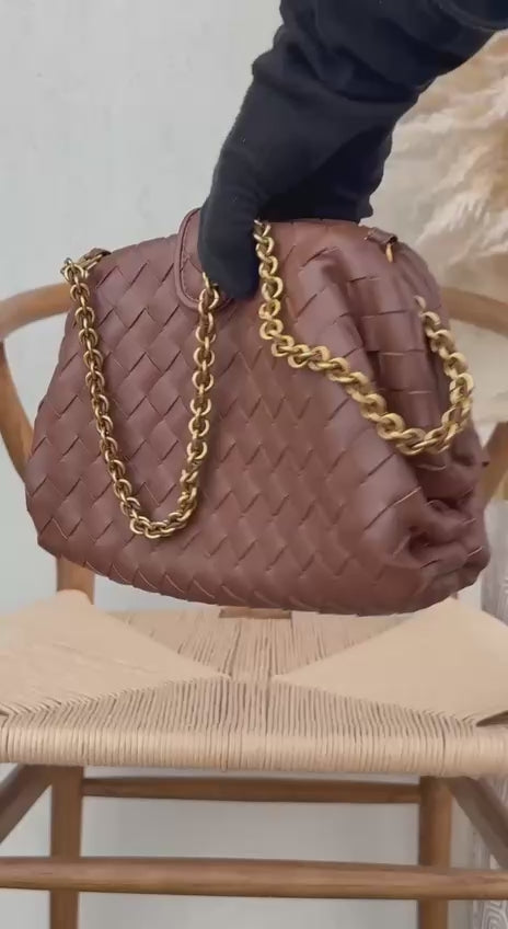New collection✨✨✨
BOTTEGA VENETA
26cm
350 dhs🇦🇪
Top quality 
With box🎁

Zain167
♥️♥️♥️