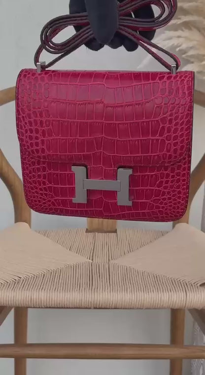 Available Again✨✨✨
HERMES
18cm
350 dhs🪙🌺
Top quality 

With box🎁

Zain228
♥️♥️♥️