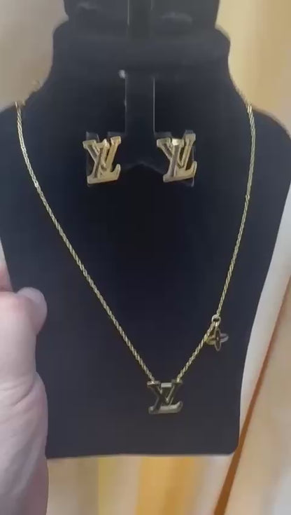New arrival LV stainless steel with 18k gold plated set of 2, 
Non tarnish 
45 dhs🪙🌺 / set without box 
55 shs🪙🌺 / set with LV box 
and paperbag

Zain243
♥️♥️♥️