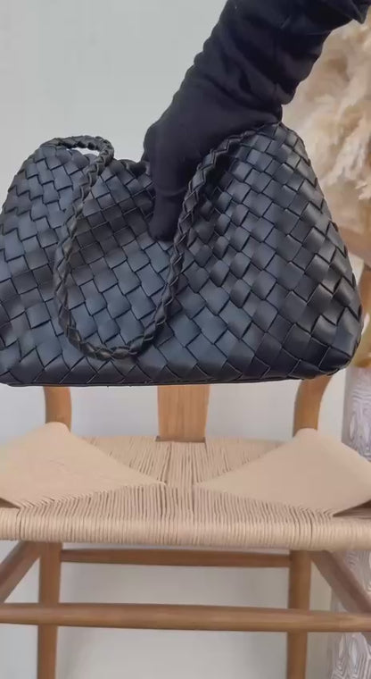New collection✨✨✨
BOTTEGA VENETA
30cm
350 dhs🇦🇪
Top quality 
With box🎁

Zain167
♥️♥️♥️