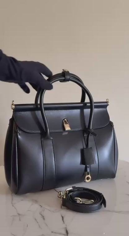 Available Again✨✨✨
LORO PIANA
32cm
400 dhs🪙💕
Top quality

Zain167
♥️♥️♥️