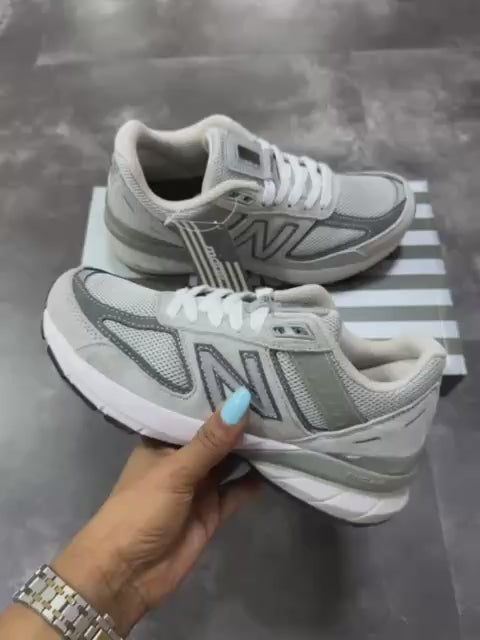 New Balance 990v5 Grey ，
Size 36-45 ，
240 dhs🪙🌨️

Zain18
♥️♥️♥️