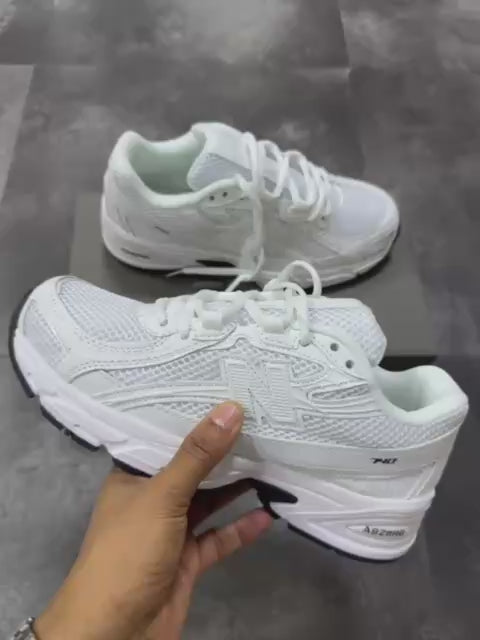 New Balance 740 Triple White，
Size 36-45 ，
180 dhs🪙💚

Zain18
♥️♥️♥️