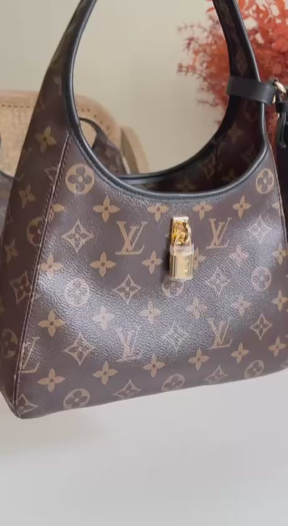 Available Again✨✨✨
LV
25cm
340 dhs🪙💚
39cm
380 dhs🪙💚
Top quality 
With box🎁

Zain167
♥️♥️♥️