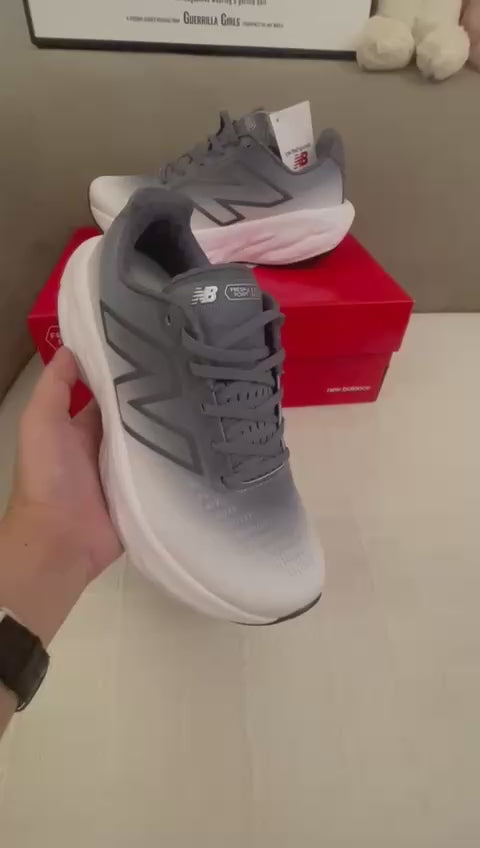 New balance fresh foam 1080V14 , Size 40 to 45 , 
250 dhs🪙🌨️

Zain196
♥️♥️♥️