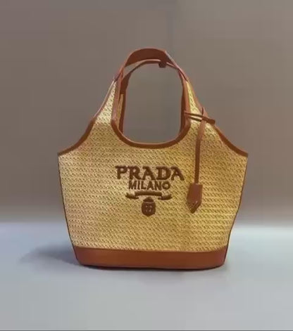 PRADA 
NEW CAME 
GOOD QUALITY 
100 dhs🪙🌨️
SIZE: 28cm 

Zain39
♥️♥️♥️