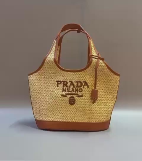 PRADA 
NEW CAME 
GOOD QUALITY 
100 dhs🪙🌨️
SIZE: 28cm 

Zain39
♥️♥️♥️
