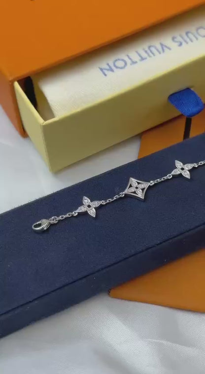 *LOUIS VUITTON*🔅
* *New Collection*  
* The Logo LV®️ with Swarovski Stones Bracelet 
 Gold & Silver
↗️ *Super Master Quality ®️*
For Price 👇 WTSP Text Zain 0568585901

Zain106
♥️♥️♥️