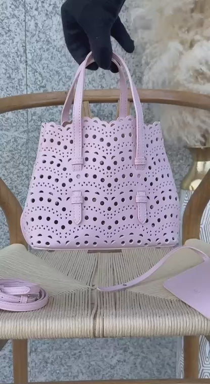 Available again✨✨✨

ALAIA
17cm
300 dhs🪙🌨️

20cm
310 dhs🪙🌨️

Top quality 
With box🎁

Zain167
♥️♥️♥️