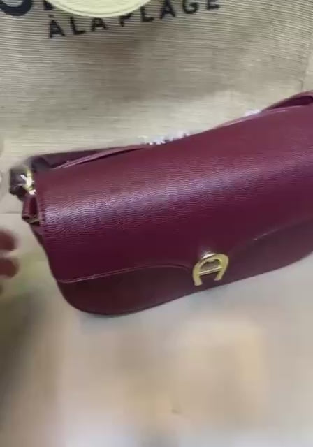 Aigner
105 dhs🪙💚
Four layers, 

with boxes
🎁🎁🎁

Zain07
♥️♥️♥️