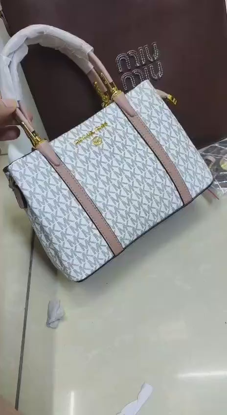 MK
90 dhs🪙💕 

with box 
🎁🎁🎁

high quality

Zain26
♥️♥️♥️