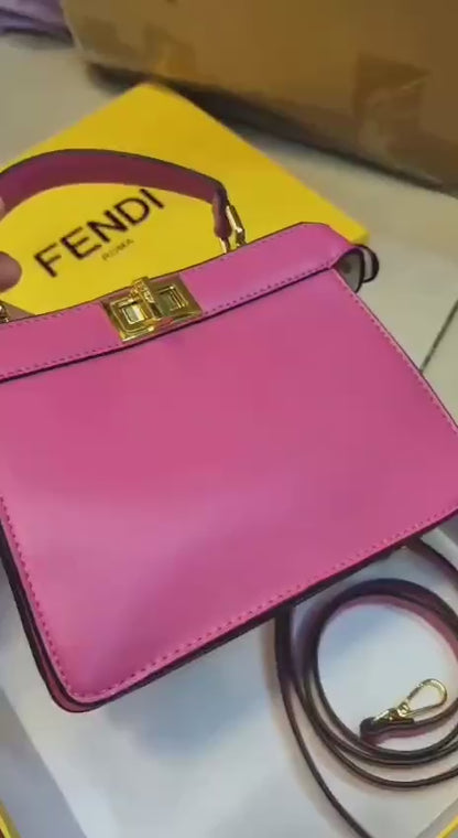 Fendi

95 dhs🪙💕
with box   
🎁🎁🎁

20cm

Zain26
♥️♥️♥️
