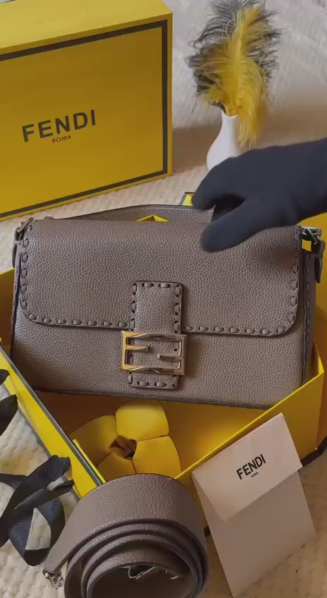 FENDI

25cm
330 dhs🪙🌨️

Top quality 
With box🎁

Zain167
♥️♥️♥️