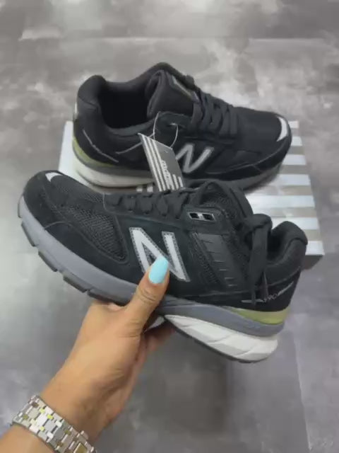 New Balance 990v5 black ，
Size 36-45 ，
240 dhs🪙🌨️

Zain18
♥️♥️♥️