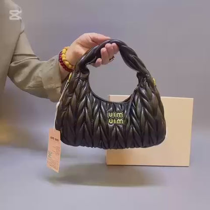 MIU MIU 
GOOD QUALITY *

WITHBOX 
🎁🎁🎁

110 dhs🪙🖤
*SIZE 25CM*…

Zain39
♥️♥️♥️