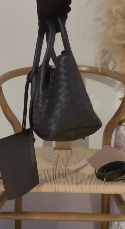 New Collection✨✨✨
BOTTEGA VENETA

25cm
350 dhs🇦🇪

Top quality 
With box🎁

Zain167
♥️♥️♥️