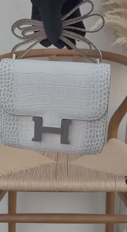 Available Again✨✨✨
HERMES
18cm
370 dhs🪙🌺
Top quality 
With box🎁

Zain218
♥️♥️♥️