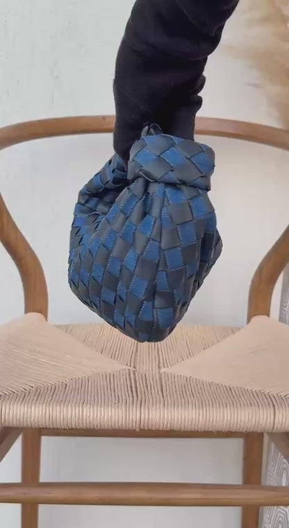 Available again✨✨✨
BOTTEGA VENETA

25cm
350 dhs🇦🇪

Top quality 
With box🎁

Zain167
♥️♥️♥️