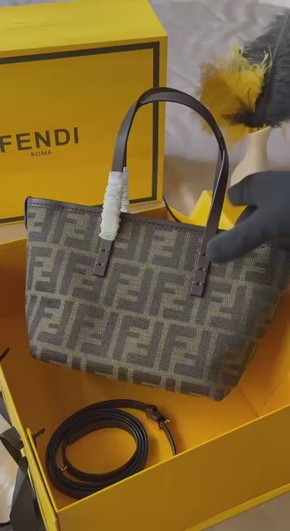 FENDI
 18cm
310 dhs🪙🌨️
Top quality 
With box🎁

Zain167
♥️♥️♥️
