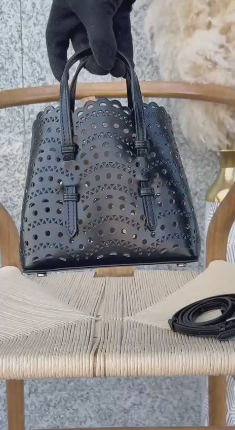 Available again✨✨✨

ALAIA
17cm
300 dhs🪙🌨️

20cm
310 dhs🪙🌨️

Top quality 
With box🎁

Zain167
♥️♥️♥️