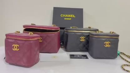 Chanel Makeup Style

95 dhs🪙💕
small size:12*11*7.5

100 dhs🪙💕
big size：17.5*8.5*11

with box
🎁🎁🎁
Very good quality

Zain07
♥️♥️♥️
