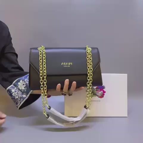 PRADA 

NEW CAME GOOD QUALITY 
WITH BOX 
🎁🎁🎁

90 dhs🇦🇪

Zain39
♥️♥️♥️