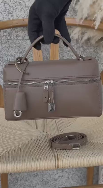 New collection✨✨✨

LORO PIANA
22cm
350 dhs🪙🌨️

Top quality 
With box🎁

Zain167
♥️♥️♥️
