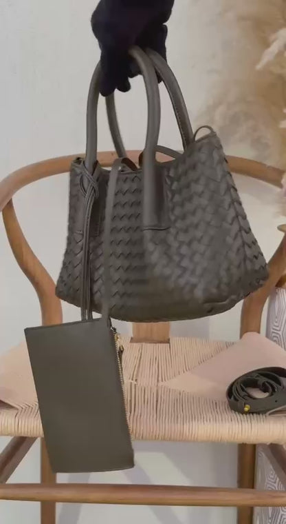 New Collection✨✨✨
BOTTEGA VENETA

25cm
350 dhs🇦🇪

Top quality 
With box🎁

Zain167
♥️♥️♥️