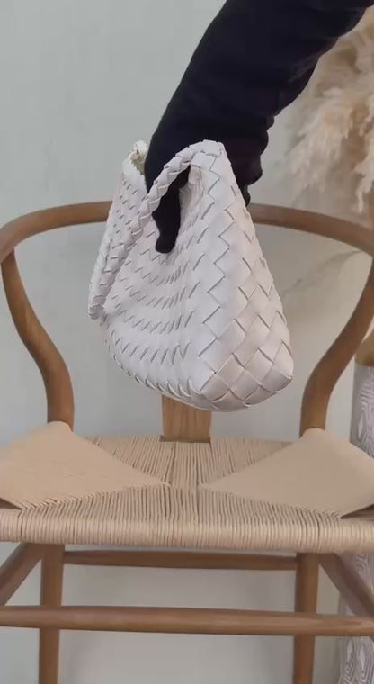 New collection✨✨✨
BOTTEGA VENETA
30cm
350 dhs🇦🇪
Top quality 
With box🎁

Zain167
♥️♥️♥️