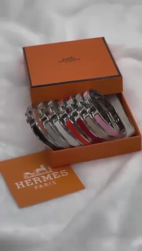 HERMES
🆕🆕📣📣📣🆙🆙
Mini  Clic H bracelet
*MASTER QUALITY* 💯% 🏆

*85 dhs🪙💕* with *Orignal* Box🎁
*75 dhs🪙💕* with *Normal* Box🎁

Zain106
♥️♥️♥️