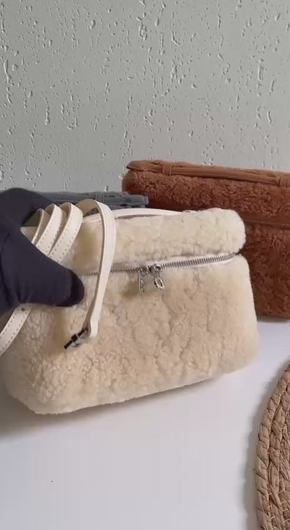Available Again✨✨✨
LORO PIANA

20cm
330 dhs🪙🌨️

Top quality 

With box🎁

Zain167
♥️♥️♥️