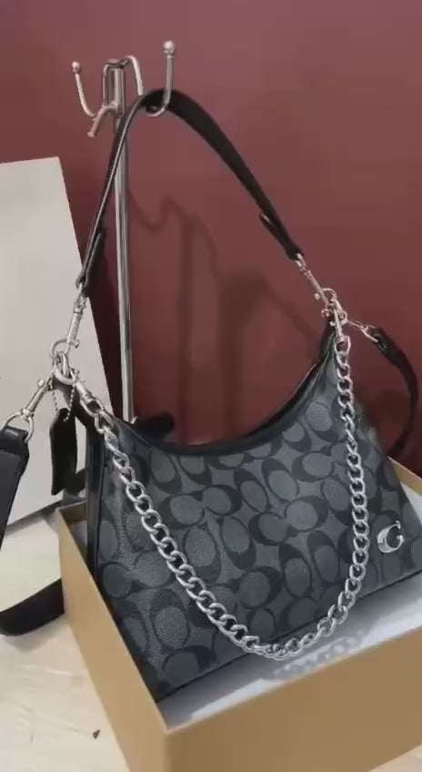 Coach
85 dhs🪙💚

with box
🎁🎁🎁

size 25cm

Zain26
♥️♥️♥️