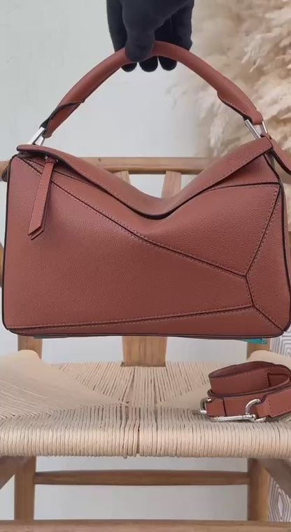 LOEWE
29cm
390 dhs🪙🌨️
Top quality 
With box🎁

Zain167
♥️♥️♥️
