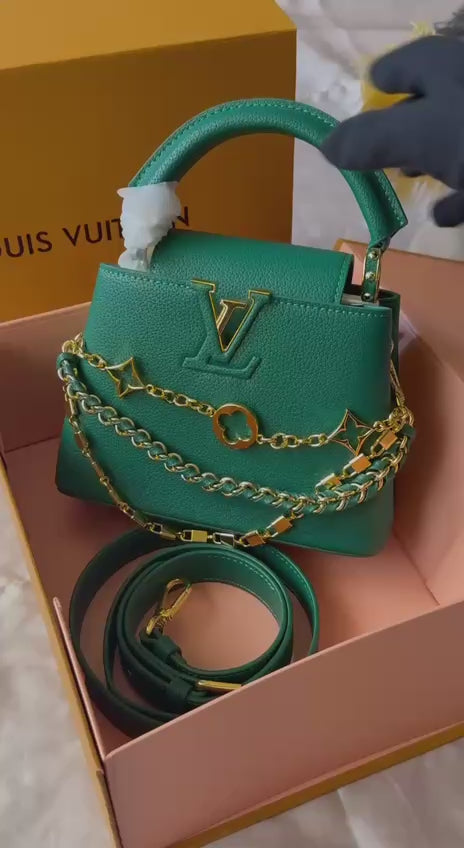 Available Again✨✨✨
LV
21cm
350 dhs🪙💕
Top quality 
With box💝

Zain167
♥️♥️♥️