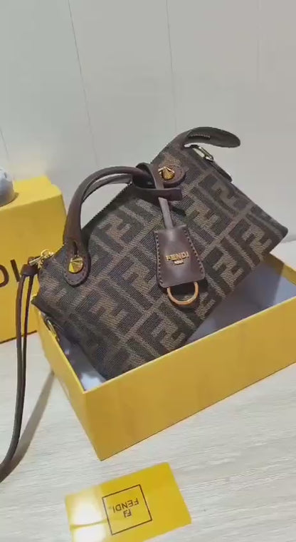 Fendi

90 dhs🪙🌨️

high quality 

With box
🎁🎁🎁

Zain26
♥️♥️♥️