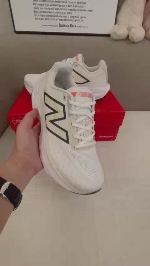 New balance fresh foam 1080V14 , Size 36 to 45 , 
250 dhs🪙🌨️

Zain196
♥️♥️♥️