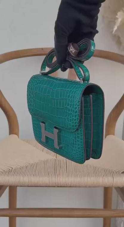 Available Again✨✨✨
HERMES
18cm
350 dhs🪙🌺
Top quality 

With box🎁

Zain228
♥️♥️♥️