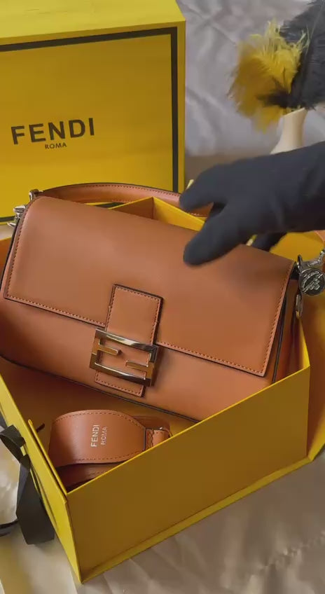 FENDI

26cm
330 dhs🪙🌨️

Top quality 
With box🎁

Zain167
♥️♥️♥️