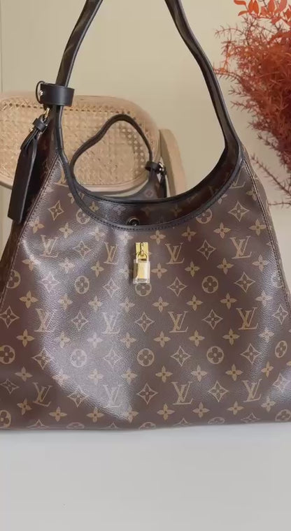 Available Again✨✨✨
LV
25cm
340 dhs🪙💚
39cm
380 dhs🪙💚
Top quality 
With box🎁

Zain167
♥️♥️♥️