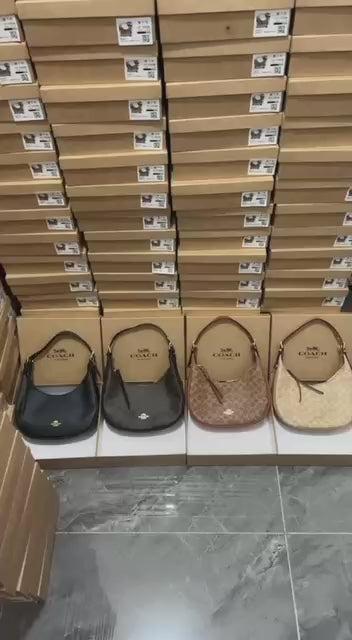 Coach
95 dhs🪙🖤
Size: 27 cm 

Zain35
♥️♥️♥️