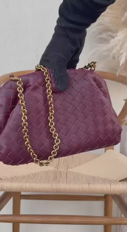 New collection✨✨✨
BOTTEGA VENETA
26cm
350 dhs🇦🇪
Top quality 
With box🎁

Zain167
♥️♥️♥️
